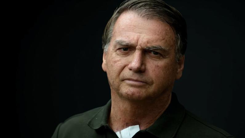 Infográfico mostra hérnia de Bolsonaro — Foto: Editoria de Arte/g1; Pablo Porciuncula/AFP