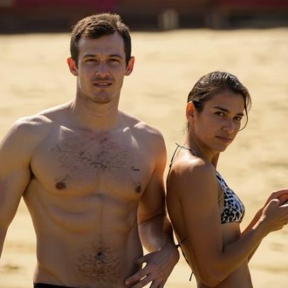 Dua Lipa e Callum Turner curtem praia no México durante férias