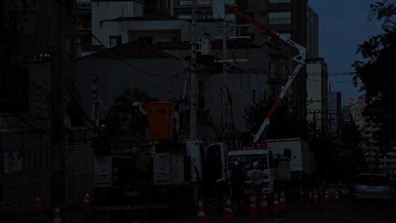 Bairros de São Paulo tem falta de luz pelo terceiro dia seguido devido ao vendaval que atingiu a cidade. Na foto funcionários da Enel trabalhando na Rua Eça de Queiroz, na Vila Mariana, nesta sexta feira (12). — Foto: Roberto Casimiro/Fotoarena/Estadão Conteúdo