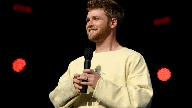 Alex Warren is poised to take home the Grammy for Best New Artist at the 2026 Grammy Awards.