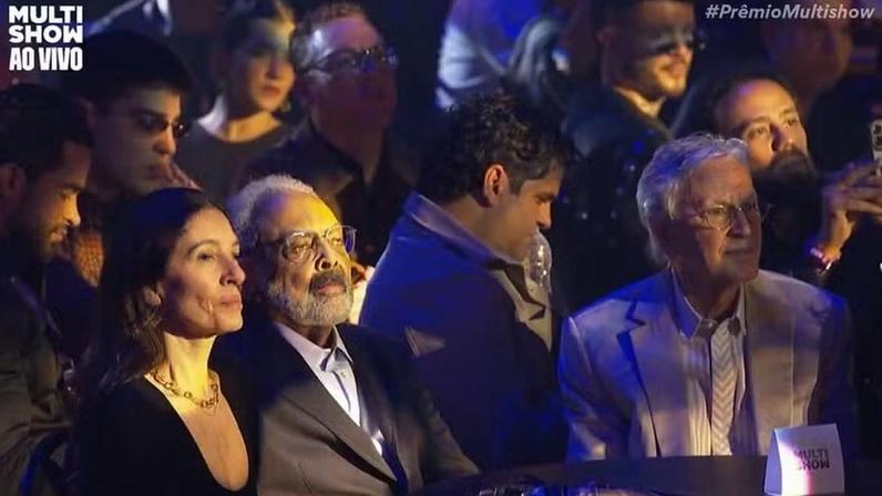 Gilberto Gil entre a esposa, Flora Gil, e Caetano Veloso, no Prêmio Multishow 2025 — Foto: Reprodução/Multishow