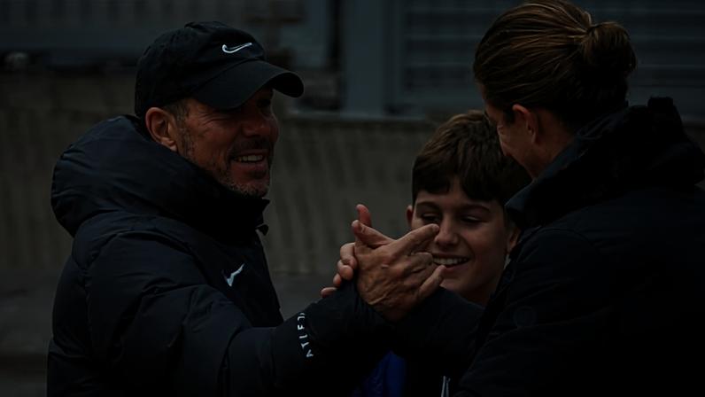 Filipe Luís abraça Diego Simeone em visita ao Atlético de Madrid — Foto: Divulgação/Atlético de Madrid