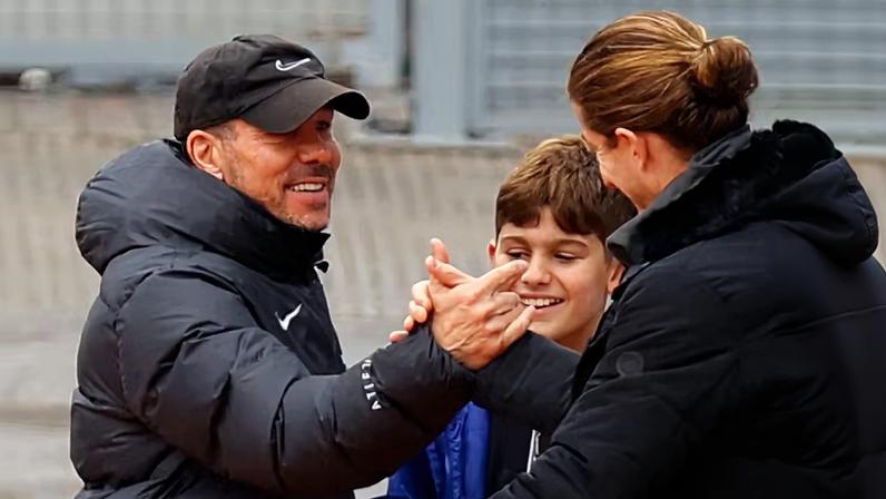 Filipe Luís abraça Diego Simeone em visita ao Atlético de Madrid — Foto: Divulgação/Atlético de Madrid