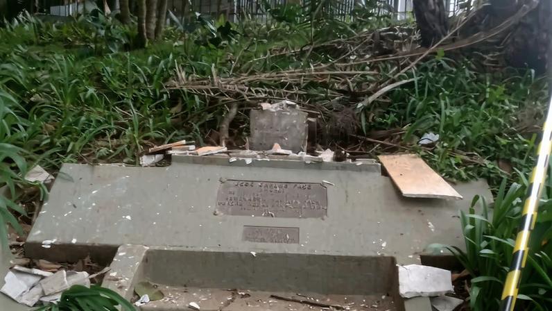 1 de 2 Busto de José Carlos Pace em Interlagos é danificado — Foto: Reprodução/Redes sociais