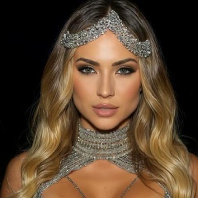 Gabi Martins aposta em look transparente para ensaio de rua na Vila Isabel