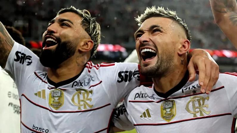 Então companheiros no Flamengo, Gabigol e Arrascaeta se abraçam (Foto: Gilvan de Souza / Flamengo)