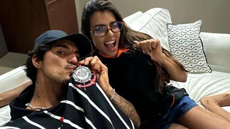 Gabriel Medina e a namorada Isabella Arantes festejam o título do Corinthians (Foto: Reprodução do Instagram)