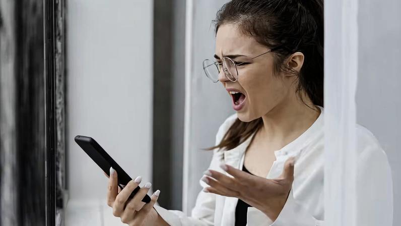 Garota frustrada vendo redes sociais no celular — Foto: Freepik