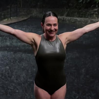 Gabriela Duarte se despede de 2025 em chuva e maiô; assista