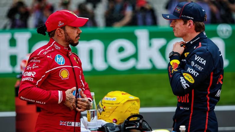 Lewis Hamilton e Max Verstappen durante o GP da China — Foto: Kym Illman/Getty Images