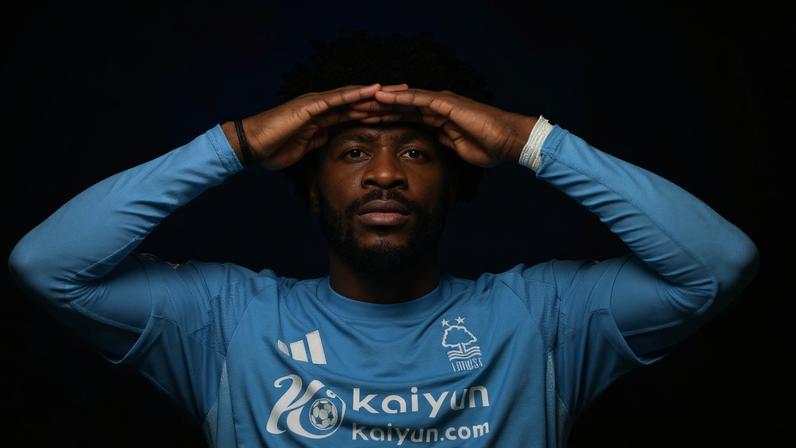 A namorada de outro jogador está no radar do zagueiro Ola Aina, do Nottingham Forest — Foto: Jon Hobley | MI News/NurPhoto via Getty Images