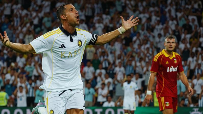 1 de 4 Cristia no Ronaldo festeja gol em amistoso entre Al-Nassr e Rio Ave — Foto: Gualter Fatia/Getty Images