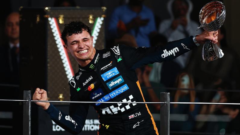 1 de 6 Lando Norris comemora o título da F1 2025 — Foto: Zak Mauger/LAT Images