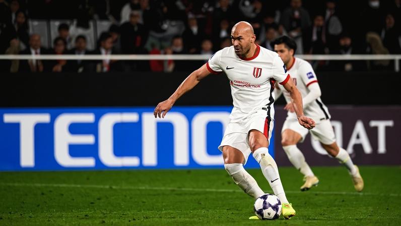 Felipe Silva, atacante do Chengdu Rongcheng, em campo contra o Vissel Kobe na Liga dos Campeões da Ásia — Foto: Divulgação | AFC