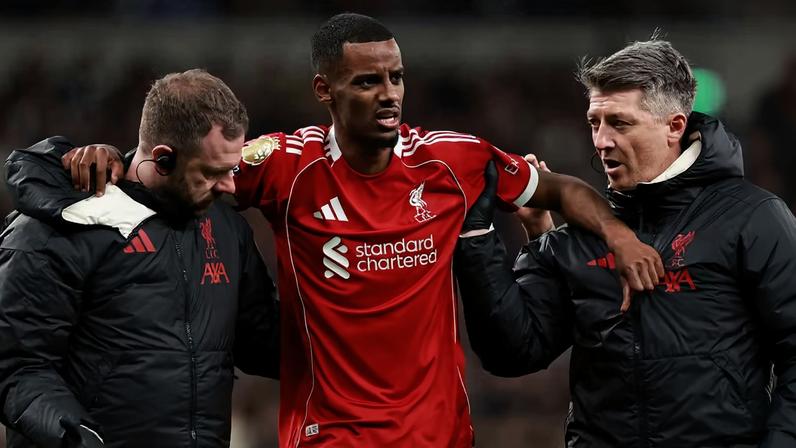 Isak deixou o campo carregado após disputa de bola em duelo contra o Tottenham — Foto: Getty Images