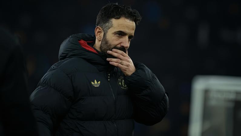 Ruben Amorim comanda o Manchester United contra o Newcastle — Foto: Getty Images