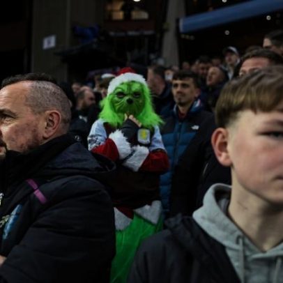Torcedores da Premier League se fantasiam de Grinch e Papai Noel