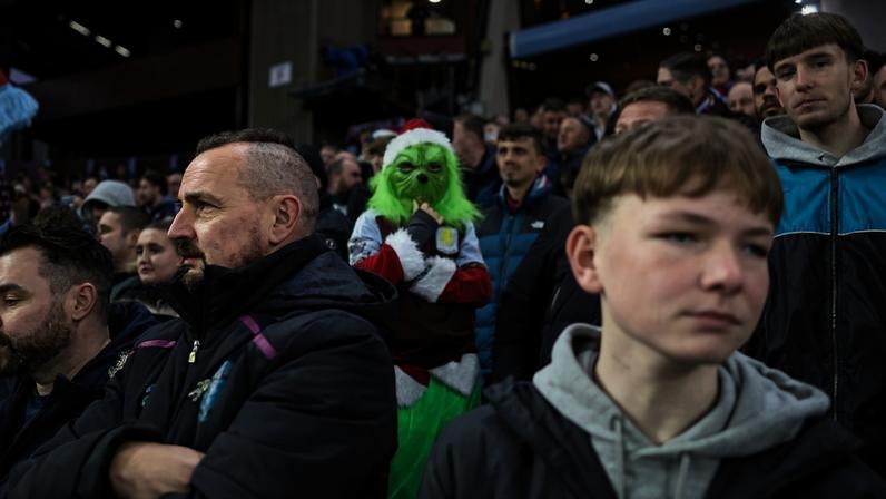 Torcedor se caracteriza de Grinch em Aston Villa x Manchester United na Premier League — Foto: Getty Images