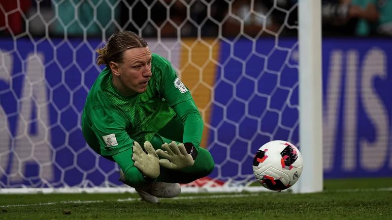 Safonov defende pênalti durante a final entre Paris Saint-Germain e Flamengo — Foto: Getty Images