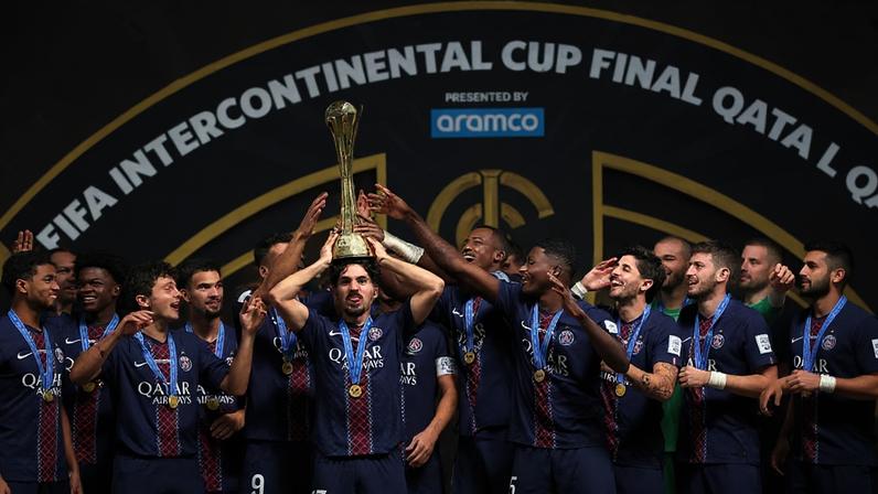 Vitinha ergue o troféu da Copa Intercontinental 2025 — Foto: Getty Images
