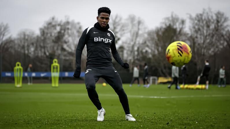 Estêvão está recuperado para ajudar o Chelsea no jogo contra o Aston Villa — Foto: Getty Images