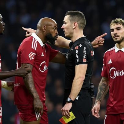 Capitão do Sevilla recebe seis jogos de suspensão após discussão com árbitro