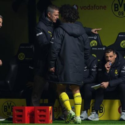 Atacante do Borussia Dortmund protesta após substituição e é contido