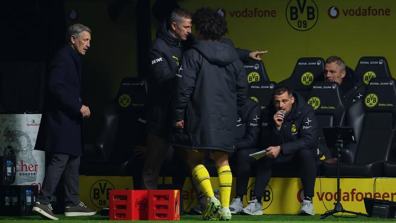 Diretor do Borussia Dortmund impede Adeyemi de deixar o campo — Foto: Ralf Ibing - firo sportphoto/Getty Images