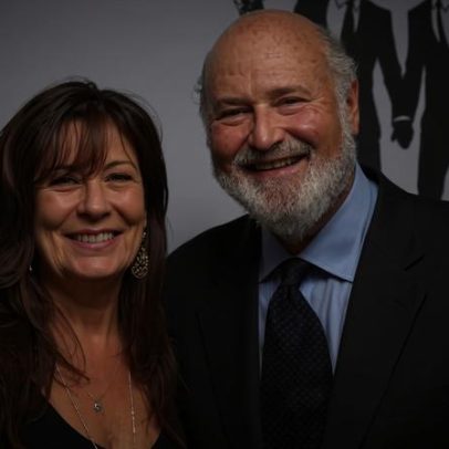 Investigação aponta que Rob Reiner e a esposa estavam na cama quando foram mortos