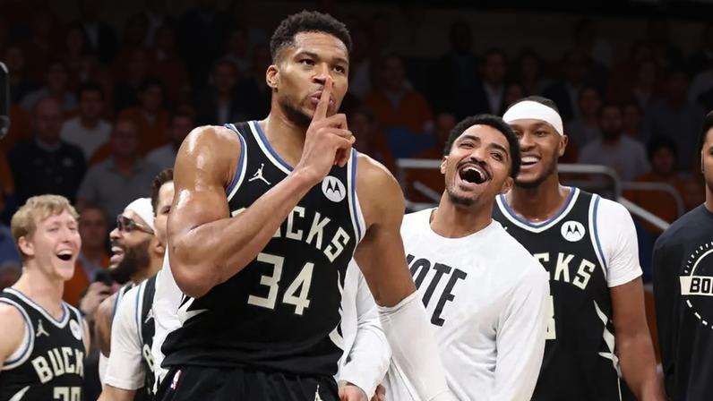 Giannis Antetokounmpo mandando a torcida dos Pacers ficarem em silêncio após ele virar o jogo no game winner (Foto: Pepper Robinson / NBAE / Getty Images / Getty Images via AFP)
