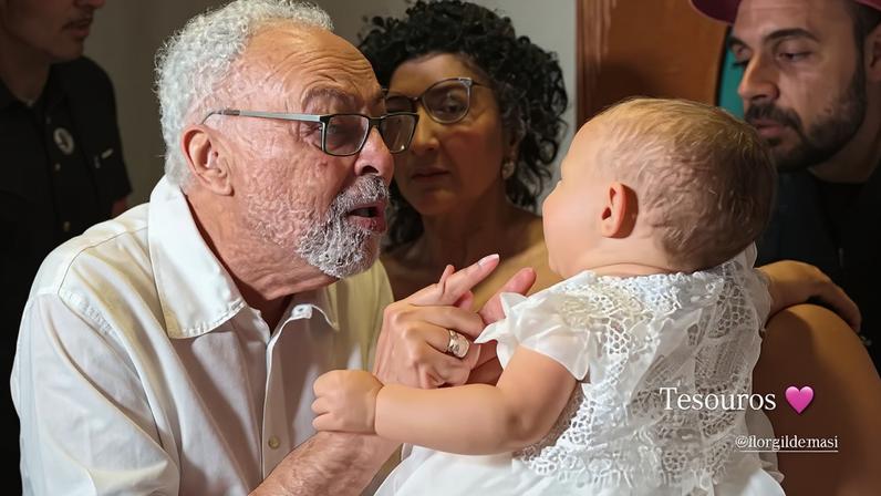 Aurora, filha de Lucas Gil e Tainá Brasil, e bisneta de Gilberto Gil, ganha festa de 1 aninho — Foto: Reprodução/Instagram