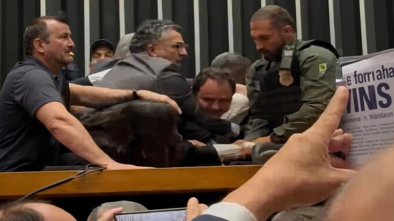 Esquerda compara retirada de Glauber da Câmara à ditadura