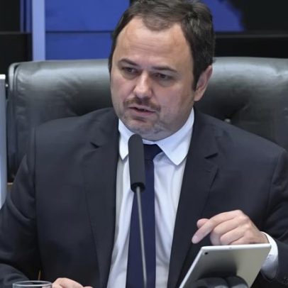 Glauber Braga protesta contra cassação e ocupa cadeira de Motta na Câmara