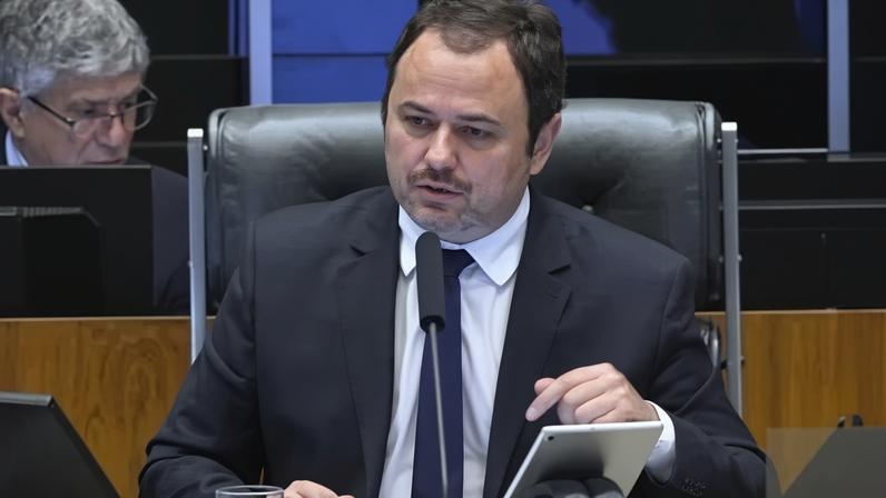 O deputado federal Glauber Braga (PSOL-RJ) ocupou a cadeira de Hugo Motta (Republicanos-PB). Foto: TV Câmara/Reprodução