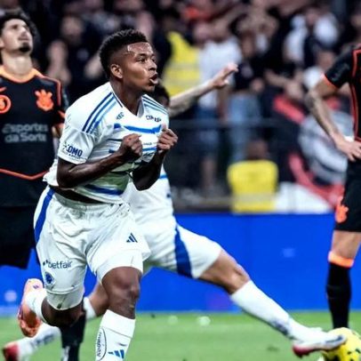 Arroyo usa Jr em homenagem a Neymar durante Corinthians x Cruzeiro