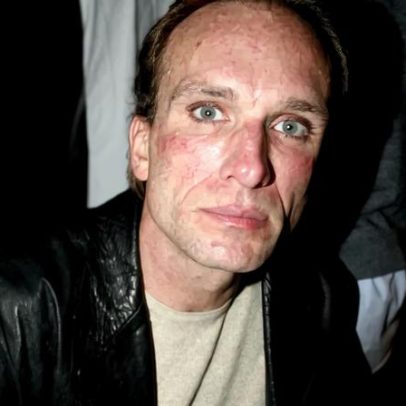 Ator Peter Greene é encontrado morto pela polícia, deitado com sangue no local