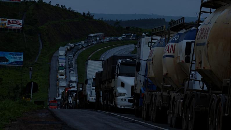 Em 2018, greve de caminhoneiros gerou desabastecimento de combustíveis e alimentos em várias regiões do país (Foto: Valter Campanato/Agência Bras)