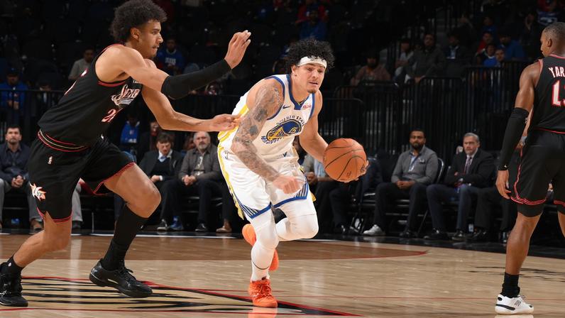 Gui Santos, do Golden State Warriors, em ação contra o Phidelphia 76ers na NBA (Foto: David Dow/NBAE via Getty Images/AFP)