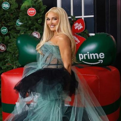 Gwen Stefani nega rumores de término com Blake Shelton em tapete vermelho