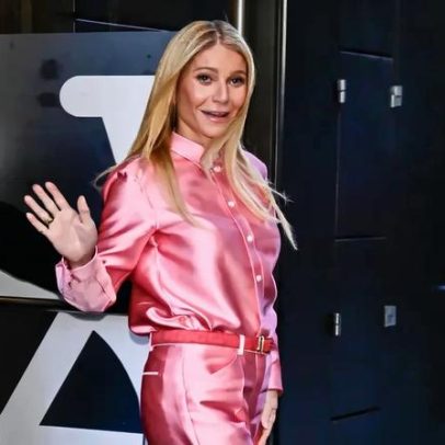 Gwyneth Paltrow usa look rosa total com lembrança do Oscar de 1999
