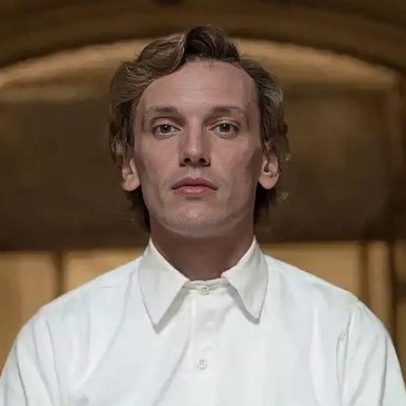 Jamie Campbell Bower faz aparição surpresa em peça ligada a Stranger Things