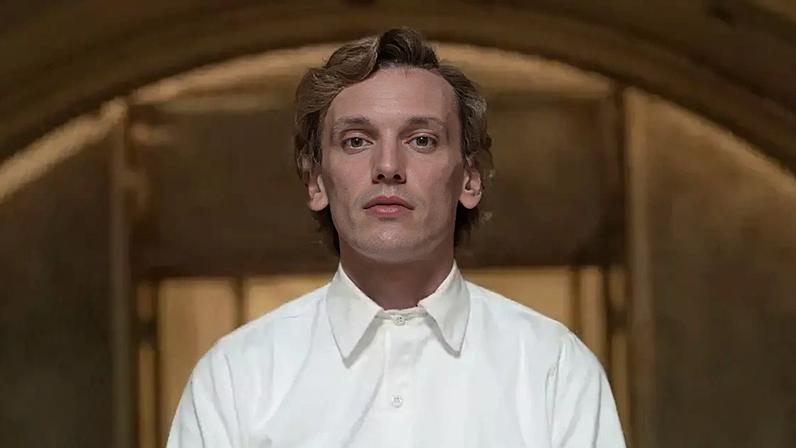 Stranger Things | Jamie Campbell Bower faz aparição surpresa em peça da série