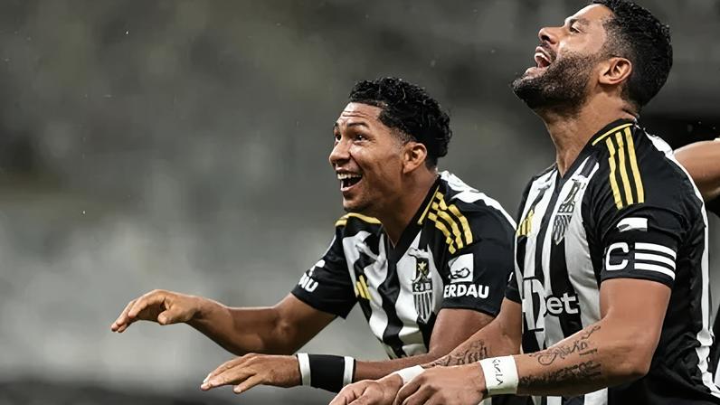 Hulk e Rony comemoram gol do Atlético-MG sobre o Iquique