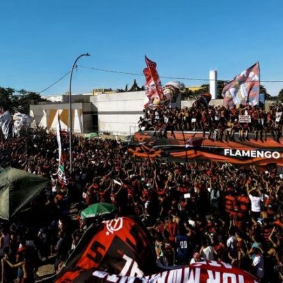 Torcida do Flamengo celebra antes do embarque para a Copa Intercontinental