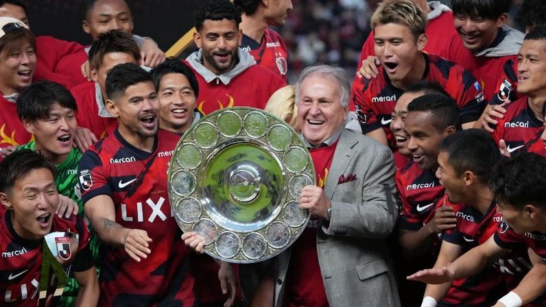 Zico levanta troféu do Kashima Antlers (Photo by Etsuo Hara/Getty Images)
