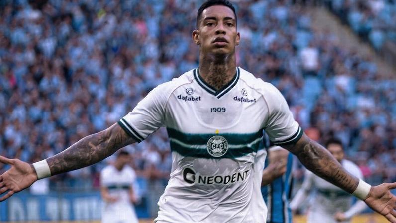 Alef Manga comemorando gol pelo Coritiba no Campeonato Brasileiro de 2023