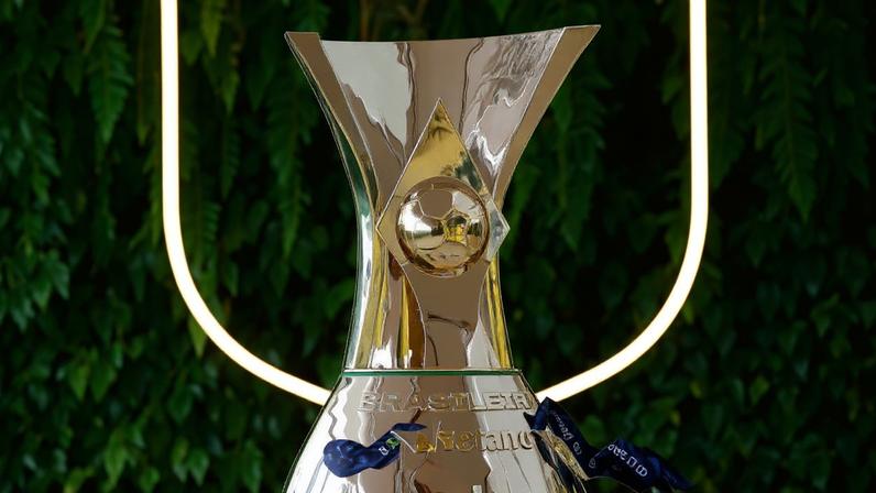 O troféu da CONMEBOL Sudamericana antes da final de 2022 Marcelo Endelli/Getty Images
