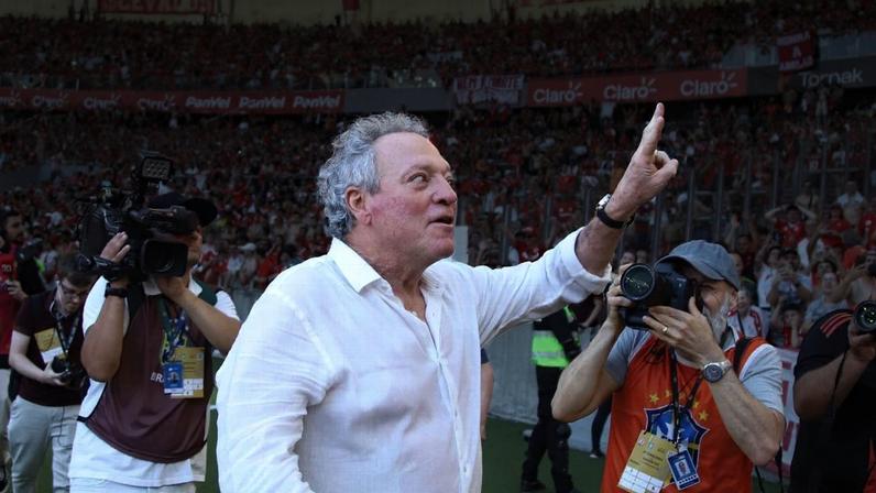 Alexandre Pato celebra permanência do Inter e sugere Abel Braga como presidente