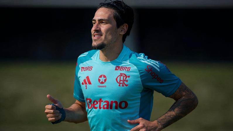 Pedro, atacante do Flamengo, treina com proteção no braço no CT Ninho do Urubu, no Rio de Janeiro Adriano Fontes/Flamengo