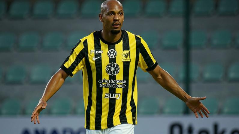 Fabinho durante amistoso entre Al Ittihad e Fenerbahçe, em julho de 2025